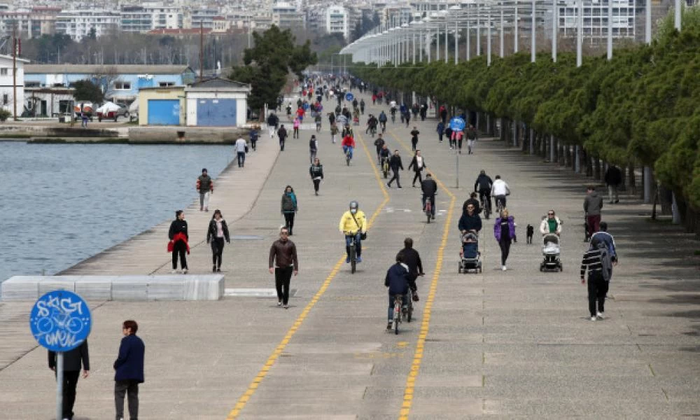 Κορονοϊός: Γεμάτη από κόσμο η Νέα Παραλία Θεσσαλονίκης